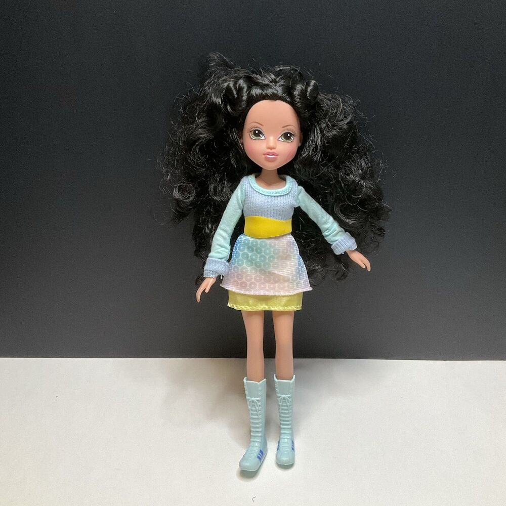 MGA Moxie Girlz Lexa Poopsy Pets 2009 Doll Blue Dress Yellow Belt W/ High Tops